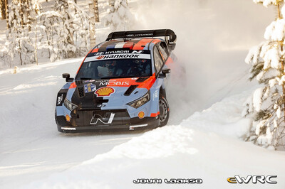 Adrien Fourmaux - Alexandre Coria
73º Rally Sweden 2026. Hyundai i20 N Rally1 (ALZ WR 917). Clasificado 5º.
Hyundai Shell Mobis WRT

Del 12 al 15 de Febrero, Umeå.
Superficie: nieve - hielo.

El Rallye constaba de 3 etapas con un total de 1069.44 km de los que 300.66 km divididos en 18 tramos eran cronometrados.

Tomaron la salida 57 equipos, finalizaron 48.

© Jouni Laakso

Palabras clave: Hyundai;Suecia;2026;Rally1