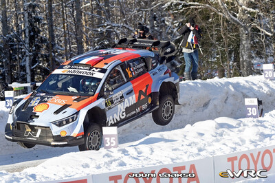 Adrien Fourmaux - Alexandre Coria
73º Rally Sweden 2026. Hyundai i20 N Rally1 (ALZ WR 917). Clasificado 5º.
Hyundai Shell Mobis WRT

Del 12 al 15 de Febrero, Umeå.
Superficie: nieve - hielo.

El Rallye constaba de 3 etapas con un total de 1069.44 km de los que 300.66 km divididos en 18 tramos eran cronometrados.

Tomaron la salida 57 equipos, finalizaron 48.

© Jouni Laakso

Palabras clave: Hyundai;Suecia;2026;Rally1