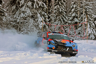Adrien Fourmaux - Alexandre Coria
73º Rally Sweden 2026. Hyundai i20 N Rally1 (ALZ WR 917). Clasificado 5º.
Hyundai Shell Mobis WRT

Del 12 al 15 de Febrero, Umeå.
Superficie: nieve - hielo.

El Rallye constaba de 3 etapas con un total de 1069.44 km de los que 300.66 km divididos en 18 tramos eran cronometrados.

Tomaron la salida 57 equipos, finalizaron 48.

© Martin Grana

Palabras clave: Hyundai;Suecia;2026;Rally1