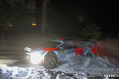 Adrien Fourmaux - Alexandre Coria
73º Rally Sweden 2026. Hyundai i20 N Rally1 (ALZ WR 917). Clasificado 5º.
Hyundai Shell Mobis WRT

Del 12 al 15 de Febrero, Umeå.
Superficie: nieve - hielo.

El Rallye constaba de 3 etapas con un total de 1069.44 km de los que 300.66 km divididos en 18 tramos eran cronometrados.

Tomaron la salida 57 equipos, finalizaron 48.

© Martin Grana

Palabras clave: Hyundai;Suecia;2026;Rally1