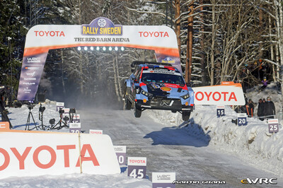 Adrien Fourmaux - Alexandre Coria
73º Rally Sweden 2026. Hyundai i20 N Rally1 (ALZ WR 917). Clasificado 5º.
Hyundai Shell Mobis WRT

Del 12 al 15 de Febrero, Umeå.
Superficie: nieve - hielo.

El Rallye constaba de 3 etapas con un total de 1069.44 km de los que 300.66 km divididos en 18 tramos eran cronometrados.

Tomaron la salida 57 equipos, finalizaron 48.

© Martin Grana

Palabras clave: Hyundai;Suecia;2026;Rally1