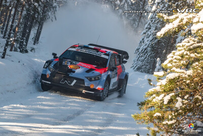 Adrien Fourmaux - Alexandre Coria
73º Rally Sweden 2026. Hyundai i20 N Rally1 (ALZ WR 917). Clasificado 5º.
Hyundai Shell Mobis WRT

Del 12 al 15 de Febrero, Umeå.
Superficie: nieve - hielo.

El Rallye constaba de 3 etapas con un total de 1069.44 km de los que 300.66 km divididos en 18 tramos eran cronometrados.

Tomaron la salida 57 equipos, finalizaron 48.

© Mateusz Szczerba

Palabras clave: Hyundai;Suecia;2026;Rally1