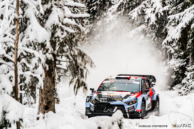 Adrien Fourmaux - Alexandre Coria
73º Rally Sweden 2026. Hyundai i20 N Rally1 (ALZ WR 917). Clasificado 5º.
Hyundai Shell Mobis WRT

Del 12 al 15 de Febrero, Umeå.
Superficie: nieve - hielo.

El Rallye constaba de 3 etapas con un total de 1069.44 km de los que 300.66 km divididos en 18 tramos eran cronometrados.

Tomaron la salida 57 equipos, finalizaron 48.

© Nicola Potente

Palabras clave: Hyundai;Suecia;2026;Rally1