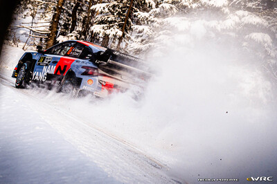 Adrien Fourmaux - Alexandre Coria
73º Rally Sweden 2026. Hyundai i20 N Rally1 (ALZ WR 917). Clasificado 5º.
Hyundai Shell Mobis WRT

Del 12 al 15 de Febrero, Umeå.
Superficie: nieve - hielo.

El Rallye constaba de 3 etapas con un total de 1069.44 km de los que 300.66 km divididos en 18 tramos eran cronometrados.

Tomaron la salida 57 equipos, finalizaron 48.

© Nicola Potente

Palabras clave: Hyundai;Suecia;2026;Rally1
