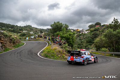 Adrien Fourmaux - Alexandre Coria
50º Rally Islas Canarias - Rally of Spain 2026. Hyundai i20 N Rally1 (ALZ WR 917). Clasificado 5º.
Hyundai Shell Mobis WRT 

Del 23 al 26 de Abril, Cavle
Superficie: asfalto

El Rallye constaba de 3 etapas con un total de 1309.16 km de los que 301.30 km divididos en 18 tramos eran cronometrados (uno de ellos fue cancelado SS3 Tejeda - San Mateo 1 de 18,62 km.
La cancelación se debió a que vehículos de espectadores estaban estacionados ilegalmente dentro de un área protegida cerca del escenario).
Se encontraron más de 100 vehículos en la zona.

Tomaron la salida 58 equipos, finalizaron 51.

© Vladislav Maschl

Palabras clave: Hyundai;Rally1;Canarias;España;Spain;2026