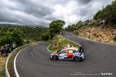 Adrien Fourmaux - Alexandre Coria
50º Rally Islas Canarias - Rally of Spain 2026. Hyundai i20 N Rally1 (ALZ WR 917). Clasificado 5º.
Hyundai Shell Mobis WRT 

Del 23 al 26 de Abril, Cavle
Superficie: asfalto

El Rallye constaba de 3 etapas con un total de 1309.16 km de los que 301.30 km divididos en 18 tramos eran cronometrados (uno de ellos fue cancelado SS3 Tejeda - San Mateo 1 de 18,62 km.
La cancelación se debió a que vehículos de espectadores estaban estacionados ilegalmente dentro de un área protegida cerca del escenario).
Se encontraron más de 100 vehículos en la zona.

Tomaron la salida 58 equipos, finalizaron 51.

© Vladislav Maschl

Palabras clave: Hyundai;Rally1;Canarias;España;Spain;2026