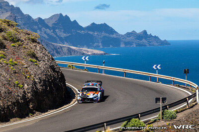 Adrien Fourmaux - Alexandre Coria
50º Rally Islas Canarias - Rally of Spain 2026. Hyundai i20 N Rally1 (ALZ WR 917). Clasificado 5º.
Hyundai Shell Mobis WRT 

Del 23 al 26 de Abril, Cavle
Superficie: asfalto

El Rallye constaba de 3 etapas con un total de 1309.16 km de los que 301.30 km divididos en 18 tramos eran cronometrados (uno de ellos fue cancelado SS3 Tejeda - San Mateo 1 de 18,62 km.
La cancelación se debió a que vehículos de espectadores estaban estacionados ilegalmente dentro de un área protegida cerca del escenario).
Se encontraron más de 100 vehículos en la zona.

Tomaron la salida 58 equipos, finalizaron 51.

© Vladislav Maschl

Palabras clave: Hyundai;Rally1;Canarias;España;Spain;2026