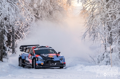 Esapekka Lappi - Enni Mälkönen
73º Rally Sweden 2026. Hyundai i20 N Rally1 (ALZ WR 909). Clasificado 6º.
Hyundai Shell Mobis WRT

Del 12 al 15 de Febrero, Umeå.
Superficie: nieve - hielo.

El Rallye constaba de 3 etapas con un total de 1069.44 km de los que 300.66 km divididos en 18 tramos eran cronometrados.

Tomaron la salida 57 equipos, finalizaron 48.

© Honza Fronek

Palabras clave: Hyundai;Suecia;2026;Rally1