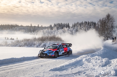 Esapekka Lappi - Enni Mälkönen
73º Rally Sweden 2026. Hyundai i20 N Rally1 (ALZ WR 909). Clasificado 6º.
Hyundai Shell Mobis WRT

Del 12 al 15 de Febrero, Umeå.
Superficie: nieve - hielo.

El Rallye constaba de 3 etapas con un total de 1069.44 km de los que 300.66 km divididos en 18 tramos eran cronometrados.

Tomaron la salida 57 equipos, finalizaron 48.

© Honza Fronek

Palabras clave: Hyundai;Suecia;2026;Rally1