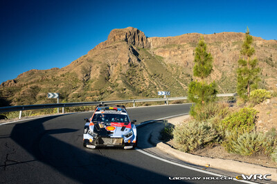 Thierry Neuville - Martijn Wydaeghe
50º Rally Islas Canarias - Rally of Spain 2026. Hyundai i20 N Rally1 (OF WR 910). Clasificado 6º.
Hyundai Shell Mobis WRT 

Del 23 al 26 de Abril, Cavle
Superficie: asfalto

El Rallye constaba de 3 etapas con un total de 1309.16 km de los que 301.30 km divididos en 18 tramos eran cronometrados (uno de ellos fue cancelado SS3 Tejeda - San Mateo 1 de 18,62 km.
La cancelación se debió a que vehículos de espectadores estaban estacionados ilegalmente dentro de un área protegida cerca del escenario).
Se encontraron más de 100 vehículos en la zona.

Tomaron la salida 58 equipos, finalizaron 51.

© Ladislav Holecek

Palabras clave: Hyundai;Rally1;Canarias;España;Spain;2026