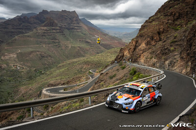 Dani Sordo - Cándido Carrera
50º Rally Islas Canarias - Rally of Spain 2026. Hyundai i20 N Rally1 (ALZ WR 926). Clasificado 7º.
Hyundai Shell Mobis WRT

Del 23 al 26 de Abril, Cavle
Superficie: asfalto

El Rallye constaba de 3 etapas con un total de 1309.16 km de los que 301.30 km divididos en 18 tramos eran cronometrados (uno de ellos fue cancelado SS3 Tejeda - San Mateo 1 de 18,62 km.
La cancelación se debió a que vehículos de espectadores estaban estacionados ilegalmente dentro de un área protegida cerca del escenario).
Se encontraron más de 100 vehículos en la zona.

Tomaron la salida 58 equipos, finalizaron 51.

© Ladislav Holecek

Palabras clave: Hyundai;Rally1;Canarias;España;Spain;2026