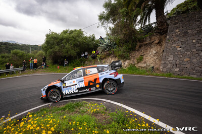 Dani Sordo - Cándido Carrera
50º Rally Islas Canarias - Rally of Spain 2026. Hyundai i20 N Rally1 (ALZ WR 926). Clasificado 7º.
Hyundai Shell Mobis WRT

Del 23 al 26 de Abril, Cavle
Superficie: asfalto

El Rallye constaba de 3 etapas con un total de 1309.16 km de los que 301.30 km divididos en 18 tramos eran cronometrados (uno de ellos fue cancelado SS3 Tejeda - San Mateo 1 de 18,62 km.
La cancelación se debió a que vehículos de espectadores estaban estacionados ilegalmente dentro de un área protegida cerca del escenario).
Se encontraron más de 100 vehículos en la zona.

Tomaron la salida 58 equipos, finalizaron 51.

© Ladislav Holecek

Palabras clave: Hyundai;Rally1;Canarias;España;Spain;2026