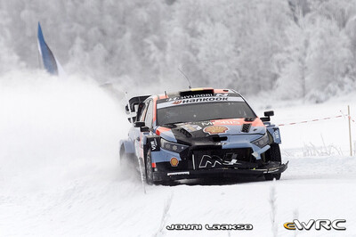 Thierry Neuville - Martijn Wydaeghe
73º Rally Sweden 2026. Hyundai i20 N Rally1 (ALZ WR 919). Clasificado 7º.
Hyundai Shell Mobis WRT

Del 12 al 15 de Febrero, Umeå.
Superficie: nieve - hielo.

El Rallye constaba de 3 etapas con un total de 1069.44 km de los que 300.66 km divididos en 18 tramos eran cronometrados.

Tomaron la salida 57 equipos, finalizaron 48.

© Jouni Laakso

Palabras clave: Hyundai;Suecia;2026;Rally1