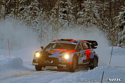 Thierry Neuville - Martijn Wydaeghe
73º Rally Sweden 2026. Hyundai i20 N Rally1 (ALZ WR 919). Clasificado 7º.
Hyundai Shell Mobis WRT

Del 12 al 15 de Febrero, Umeå.
Superficie: nieve - hielo.

El Rallye constaba de 3 etapas con un total de 1069.44 km de los que 300.66 km divididos en 18 tramos eran cronometrados.

Tomaron la salida 57 equipos, finalizaron 48.

© Martin Graña

Palabras clave: Hyundai;Suecia;2026;Rally1