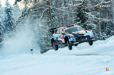 Thierry Neuville - Martijn Wydaeghe
73º Rally Sweden 2026. Hyundai i20 N Rally1 (ALZ WR 919). Clasificado 7º.
Hyundai Shell Mobis WRT

Del 12 al 15 de Febrero, Umeå.
Superficie: nieve - hielo.

El Rallye constaba de 3 etapas con un total de 1069.44 km de los que 300.66 km divididos en 18 tramos eran cronometrados.

Tomaron la salida 57 equipos, finalizaron 48.

© Mateusz Szczerba

Palabras clave: Hyundai;Suecia;2026;Rally1