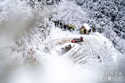 Takamoto Katsuta - Aaron Johnston
94º Rallye Automobile de Monte-Carlo 2026. Toyota GR Yaris Rally1 (Chasis #17 / Placa ¿?). Clasificado 7º.
Toyota Gazoo Racing WRT

Del 22 al 25 de Enero, Gap - Monaco.
Superficie: asfalto - nieve.

El Rally constaba de 4 etapas con un total de 1553.22 km de los que 339.15 km divididos en 17 tramos eran cronometrados.

Tomaron la salida 65 equipos, finaluizaron 48.

© Honza Fronek

Palabras clave: Toyota;Yaris;Rally1;Montecarlo;2026