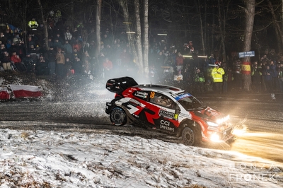 Takamoto Katsuta - Aaron Johnston
94º Rallye Automobile de Monte-Carlo 2026. Toyota GR Yaris Rally1 (Chasis #17 / Placa ¿?). Clasificado 7º.
Toyota Gazoo Racing WRT

Del 22 al 25 de Enero, Gap - Monaco.
Superficie: asfalto - nieve.

El Rally constaba de 4 etapas con un total de 1553.22 km de los que 339.15 km divididos en 17 tramos eran cronometrados.

Tomaron la salida 65 equipos, finaluizaron 48.

© Honza Fronek

Palabras clave: Toyota;Yaris;Rally1;Montecarlo;2026