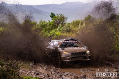 Andreas Mikkelsen - Jørn Listerud
74º Safari Rally Kenya 2026. Skoda Fabia RS Rally2 (AW TS 671). Clasificado 8º.
Toksport WRT

Del 12 al 15 de Marzo, Naivasha.
Superficie: tierra.

El Rally constaba de 4 etapas con un total de 1205.46 km de los que 338.34 km divididos en 20 tramos eran cronometrados.

Tomaron la salida 41 equipos, finalizaron 29.

© Honza Fronek

Palabras clave: Skoda;Fabia;Rally2;Kenya;2026