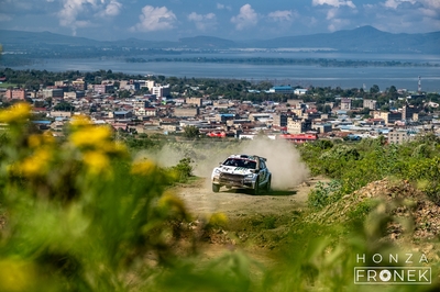 Andreas Mikkelsen - Jørn Listerud
74º Safari Rally Kenya 2026. Skoda Fabia RS Rally2 (AW TS 671). Clasificado 8º.
Toksport WRT

Del 12 al 15 de Marzo, Naivasha.
Superficie: tierra.

El Rally constaba de 4 etapas con un total de 1205.46 km de los que 338.34 km divididos en 20 tramos eran cronometrados.

Tomaron la salida 41 equipos, finalizaron 29.

© Honza Fronek

Palabras clave: Skoda;Fabia;Rally2;Kenya;2026