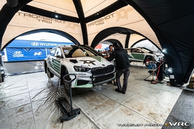 Andreas Mikkelsen - Jørn Listerud
74º Safari Rally Kenya 2026. Skoda Fabia RS Rally2 (AW TS 671). Clasificado 7º.
Toksport WRT

Del 12 al 15 de Marzo, Naivasha.
Superficie: tierra.

El Rally constaba de 4 etapas con un total de 1205.46 km de los que 338.34 km divididos en 20 tramos eran cronometrados.

Tomaron la salida 41 equipos, finalizaron 29.

© Vladislav Maschl

Palabras clave: Skoda;Fabia;Rally2;Kenya;2026;Asistencias
