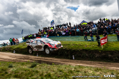 Martinš Sesks - Renars Francis
59º Vodafone Rally de Portugal 2026. Ford Puma Rally1 (YN71 DDJ). Clasificado 9º.
M-Sport Ford WRT

Del 7 al 10 de Mayo, Matosinhos.
Superficie: tierra.

El Rallye constaba de 4 etapas con un total de 1874.58 km de los que 344.91 km divididos en 23 tramos eran cronometrados.

Tomaron la salida 67 equipos, finalizaron 47.

© Vladislav Maschl

Palabras clave: Ford;Puma;Rally1;Portugal;2026