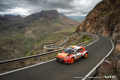 Alejandro Cachón - Borja Rozada
50º Rally Islas Canarias - Rally of Spain 2026. Toyota GR Yaris Rally2 (2086 NKH). Clasificado 10º y 2º en WRC2.
Toyota España

Del 23 al 26 de Abril, Cavle
Superficie: asfalto

El Rallye constaba de 3 etapas con un total de 1309.16 km de los que 301.30 km divididos en 18 tramos eran cronometrados (uno de ellos fue cancelado SS3 Tejeda - San Mateo 1 de 18,62 km.
La cancelación se debió a que vehículos de espectadores estaban estacionados ilegalmente dentro de un área protegida cerca del escenario).
Se encontraron más de 100 vehículos en la zona.

Tomaron la salida 58 equipos, finalizaron 51.

© Ladislav Holecek

Palabras clave: Toyota;Yaris;Rally2;Canarias;España;Spain;2026