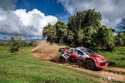 Oliver Solberg - Elliott Edmondson
74º Safari Rally Kenya 2026. Toyota GR Yaris Rally1 (A-7662). Clasificado 10º.
Toyota Gazoo Racing WRT

Del 12 al 15 de Marzo, Naivasha.
Superficie: tierra.

El Rally constaba de 4 etapas con un total de 1205.46 km de los que 338.34 km divididos en 20 tramos eran cronometrados.

Tomaron la salida 41 equipos, finalizaron 29.

© Honza Fronek

Palabras clave: Toyota;Yaris;Rally1;Kenya;2026