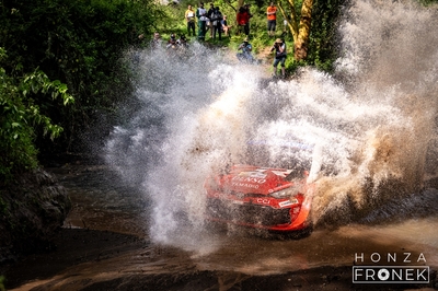 Oliver Solberg - Elliott Edmondson
74º Safari Rally Kenya 2026. Toyota GR Yaris Rally1 (A-7662). Clasificado 10º.
Toyota Gazoo Racing WRT

Del 12 al 15 de Marzo, Naivasha.
Superficie: tierra.

El Rally constaba de 4 etapas con un total de 1205.46 km de los que 338.34 km divididos en 20 tramos eran cronometrados.

Tomaron la salida 41 equipos, finalizaron 29.

© Honza Fronek

Palabras clave: Toyota;Yaris;Rally1;Kenya;2026