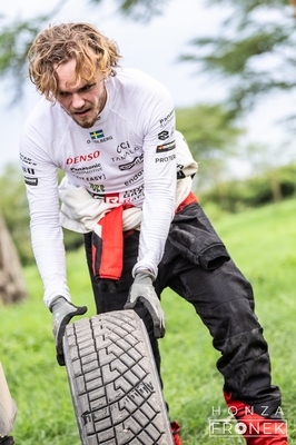 Oliver Solberg - Elliott Edmondson
74º Safari Rally Kenya 2026. Toyota GR Yaris Rally1 (A-7662). Clasificado 10º.
Toyota Gazoo Racing WRT

Del 12 al 15 de Marzo, Naivasha.
Superficie: tierra.

El Rally constaba de 4 etapas con un total de 1205.46 km de los que 338.34 km divididos en 20 tramos eran cronometrados.

Tomaron la salida 41 equipos, finalizaron 29.

© Honza Fronek

Palabras clave: Toyota;Yaris;Rally1;Kenya;2026;Personajes