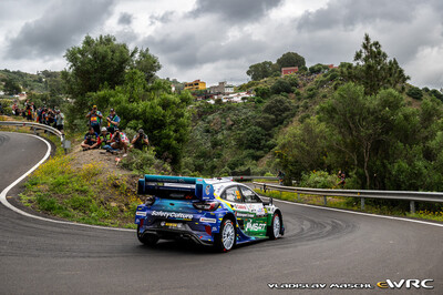 Jon Armstrong - Shane Byrne
50º Rally Islas Canarias - Rally of Spain 2026. Ford Puma Rally1 (YN71 DCZ). Clasificado 11º.
M-Sport Ford WRT

Del 23 al 26 de Abril, Cavle
Superficie: asfalto

El Rallye constaba de 3 etapas con un total de 1309.16 km de los que 301.30 km divididos en 18 tramos eran cronometrados (uno de ellos fue cancelado SS3 Tejeda - San Mateo 1 de 18,62 km.
La cancelación se debió a que vehículos de espectadores estaban estacionados ilegalmente dentro de un área protegida cerca del escenario).
Se encontraron más de 100 vehículos en la zona.

Tomaron la salida 58 equipos, finalizaron 51.

© Vladislav Maschl
Ladislav Holecek

Palabras clave: Ford;Puma;Rally1;Canarias;España;Spain;2026