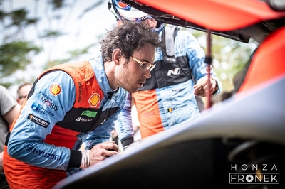 Thierry Neuville - Martijn Wydaeghe
74º Safari Rally Kenya 2026. Hyundai i20 N Rally1 (ALZ WR 910). Clasificado 12º.
Hyundai Shell Mobis WRT

Del 12 al 15 de Marzo, Naivasha.
Superficie: tierra.

El Rally constaba de 4 etapas con un total de 1205.46 km de los que 338.34 km divididos en 20 tramos eran cronometrados.

Tomaron la salida 41 equipos, finalizaron 29.

© Honza Fronek

Palabras clave: Hyundai;Rally1;Kenya;2026;Personajes