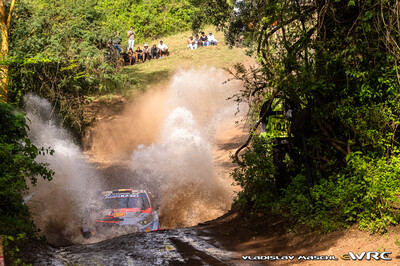 Thierry Neuville - Martijn Wydaeghe
74º Safari Rally Kenya 2026. Hyundai i20 N Rally1 (ALZ WR 910). Clasificado 12º.
Hyundai Shell Mobis WRT

Del 12 al 15 de Marzo, Naivasha.
Superficie: tierra.

El Rally constaba de 4 etapas con un total de 1205.46 km de los que 338.34 km divididos en 20 tramos eran cronometrados.

Tomaron la salida 41 equipos, finalizaron 29.

© Vladislav Maschl

Palabras clave: Hyundai;Rally1;Kenya;2026
