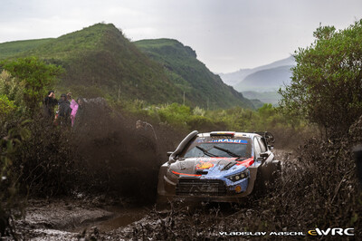 Thierry Neuville - Martijn Wydaeghe
74º Safari Rally Kenya 2026. Hyundai i20 N Rally1 (ALZ WR 910). Clasificado 12º.
Hyundai Shell Mobis WRT

Del 12 al 15 de Marzo, Naivasha.
Superficie: tierra.

El Rally constaba de 4 etapas con un total de 1205.46 km de los que 338.34 km divididos en 20 tramos eran cronometrados.

Tomaron la salida 41 equipos, finalizaron 29.

© Vladislav Maschl

Palabras clave: Hyundai;Rally1;Kenya;2026
