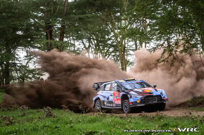 Thierry Neuville - Martijn Wydaeghe
74º Safari Rally Kenya 2026. Hyundai i20 N Rally1 (ALZ WR 910). Clasificado 12º.
Hyundai Shell Mobis WRT

Del 12 al 15 de Marzo, Naivasha.
Superficie: tierra.

El Rally constaba de 4 etapas con un total de 1205.46 km de los que 338.34 km divididos en 20 tramos eran cronometrados.

Tomaron la salida 41 equipos, finalizaron 29.

© Vladislav Maschl

Palabras clave: Hyundai;Rally1;Kenya;2026