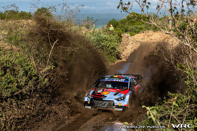 Thierry Neuville - Martijn Wydaeghe
74º Safari Rally Kenya 2026. Hyundai i20 N Rally1 (ALZ WR 910). Clasificado 12º.
Hyundai Shell Mobis WRT

Del 12 al 15 de Marzo, Naivasha.
Superficie: tierra.

El Rally constaba de 4 etapas con un total de 1205.46 km de los que 338.34 km divididos en 20 tramos eran cronometrados.

Tomaron la salida 41 equipos, finalizaron 29.

© Vladislav Maschl

Palabras clave: Hyundai;Rally1;Kenya;2026