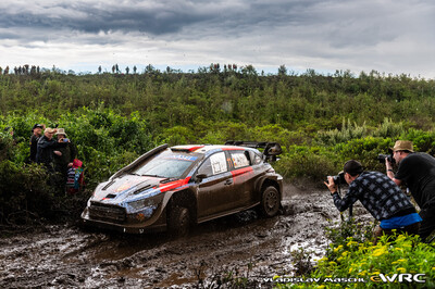 Thierry Neuville - Martijn Wydaeghe
74º Safari Rally Kenya 2026. Hyundai i20 N Rally1 (ALZ WR 910). Clasificado 12º.
Hyundai Shell Mobis WRT

Del 12 al 15 de Marzo, Naivasha.
Superficie: tierra.

El Rally constaba de 4 etapas con un total de 1205.46 km de los que 338.34 km divididos en 20 tramos eran cronometrados.

Tomaron la salida 41 equipos, finalizaron 29.

© Vladislav Maschl

Palabras clave: Hyundai;Rally1;Kenya;2026