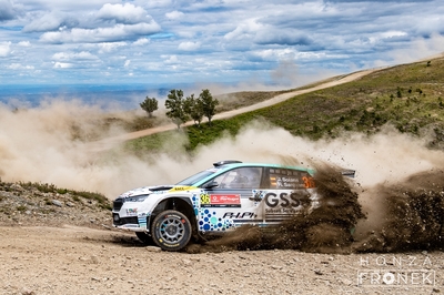Jan Solans - Rodrigo Sanjuan
59º Vodafone Rally de Portugal 2026. Skoda Fabia RS Rally2 (S 4874 BCM). Clasificado 14º y 4º en Rally2
PH.Ph

Mantuvo durante toda la prueba una intensa lucha con Teemu Suninen (Toyota GR Yaris Rally2) por la primera posición.

Finalmente en el penúltimo tramo SS22 Vieira do Minho 2 de 21,6 km donde la lluvia hizo acto de presencia, cometíó un error y se salió de la carretera.
Ésta salida le hizo perder a final de tramo algo mas de un minuto y medio, tiempo suficiente como para perder todas las opciones tanto de ganar la prueba como de subir al podium.

Del 7 al 10 de Mayo, Matosinhos.
Superficie: tierra.

El Rallye constaba de 4 etapas con un total de 1874.58 km de los que 344.91 km divididos en 23 tramos eran cronometrados.

Tomaron la salida 67 equipos, finalizaron 47.

© Honza Fronek

Palabras clave: Skoda;Fabia;Rally2;Portugal;2026