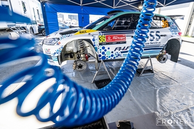 Asistencia del Equipo PH.Ph durante el 59º Vodafone Rally de Portugal 2026
En el Skoda Fabia RS Rally2 (S 4874 BCM) de Jan Solans - Rodrigo Sanjuan, clasificado 14º y 4º en Rally2.

Mantuvo durante toda la prueba una intensa lucha con Teemu Suninen (Toyota GR Yaris Rally2) por la primera posición.

Finalmente en el penúltimo tramo SS22 Vieira do Minho 2 de 21,6 km donde la lluvia hizo acto de presencia, cometíó un error y se salió de la carretera.
Ésta salida le hizo perder a final de tramo algo mas de un minuto y medio, tiempo suficiente como para perder todas las opciones tanto de ganar la prueba como de subir al podium.

Del 7 al 10 de Mayo, Matosinhos.
Superficie: tierra.

El Rallye constaba de 4 etapas con un total de 1874.58 km de los que 344.91 km divididos en 23 tramos eran cronometrados.

Tomaron la salida 67 equipos, finalizaron 47.

© Honza Fronek

Palabras clave: Skoda;Fabia;Rally2;Portugal;2026;Asistencias