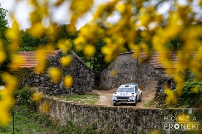 Jan Solans - Rodrigo Sanjuan
59º Vodafone Rally de Portugal 2026. Skoda Fabia RS Rally2 (S 4874 BCM). Clasificado 14º y 4º en Rally2
PH.Ph

Mantuvo durante toda la prueba una intensa lucha con Teemu Suninen (Toyota GR Yaris Rally2) por la primera posición.

Finalmente en el penúltimo tramo SS22 Vieira do Minho 2 de 21,6 km donde la lluvia hizo acto de presencia, cometíó un error y se salió de la carretera.
Ésta salida le hizo perder a final de tramo algo mas de un minuto y medio, tiempo suficiente como para perder todas las opciones tanto de ganar la prueba como de subir al podium.

Del 7 al 10 de Mayo, Matosinhos.
Superficie: tierra.

El Rallye constaba de 4 etapas con un total de 1874.58 km de los que 344.91 km divididos en 23 tramos eran cronometrados.

Tomaron la salida 67 equipos, finalizaron 47.

© Honza Fronek

Palabras clave: Skoda;Fabia;Rally2;Portugal;2026