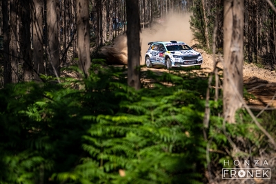 Jan Solans - Rodrigo Sanjuan
59º Vodafone Rally de Portugal 2026. Skoda Fabia RS Rally2 (S 4874 BCM). Clasificado 14º y 4º en Rally2
PH.Ph

Mantuvo durante toda la prueba una intensa lucha con Teemu Suninen (Toyota GR Yaris Rally2) por la primera posición.

Finalmente en el penúltimo tramo SS22 Vieira do Minho 2 de 21,6 km donde la lluvia hizo acto de presencia, cometíó un error y se salió de la carretera, teniendo que bajarse el copiloto para tratar de encontrar un camino por el que regresar al tramo.

Ésta salida le hizo perder más de dos minutos, lo que le iba a alejar definitivamente de lo que podía haber sido una victoria dentro de WRC2 o como mínimo un podium mas que merecido, (posteriormente pincharía también en la segunda pasada por Fafe).

Curiosamente en éste mismo tramo Vieira do Minho 2 el líder y ganador final en WRC2, Teemu Suninen, también iba a tener un semi-trompo con toque incluído contra una roca, teniendo que poner marcha atrás para poder seguir en el tramo.

Del 7 al 10 de Mayo, Matosinhos.
Superficie: tierra.

El Rallye constaba de 4 etapas con un total de 1874.58 km de los que 344.91 km divididos en 23 tramos eran cronometrados.

Tomaron la salida 67 equipos, finalizaron 47.

© Honza Fronek

Palabras clave: Skoda;Fabia;Rally2;Portugal;2026