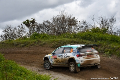 Jan Solans - Rodrigo Sanjuan
59º Vodafone Rally de Portugal 2026. Skoda Fabia RS Rally2 (S 4874 BCM). Clasificado 14º y 4º en Rally2
PH.Ph

Mantuvo durante toda la prueba una intensa lucha con Teemu Suninen (Toyota GR Yaris Rally2) por la primera posición.

Finalmente en el penúltimo tramo SS22 Vieira do Minho 2 de 21,6 km donde la lluvia hizo acto de presencia, cometíó un error y se salió de la carretera, teniendo que bajarse el copiloto para tratar de encontrar un camino por el que regresar al tramo.

Ésta salida le hizo perder más de dos minutos, lo que le iba a alejar definitivamente de lo que podía haber sido una victoria dentro de WRC2 o como mínimo un podium mas que merecido, (posteriormente pincharía también en la segunda pasada por Fafe).

Curiosamente en éste mismo tramo Vieira do Minho 2 el líder y ganador final en WRC2, Teemu Suninen, también iba a tener un semi-trompo con toque incluído contra una roca, teniendo que poner marcha atrás para poder seguir en el tramo.

Del 7 al 10 de Mayo, Matosinhos.
Superficie: tierra.

El Rallye constaba de 4 etapas con un total de 1874.58 km de los que 344.91 km divididos en 23 tramos eran cronometrados.

Tomaron la salida 67 equipos, finalizaron 47.

© João Ricardo Branco

Palabras clave: Skoda;Fabia;Rally2;Portugal;2026