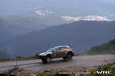 Jan Solans - Rodrigo Sanjuan
59º Vodafone Rally de Portugal 2026. Skoda Fabia RS Rally2 (S 4874 BCM). Clasificado 14º y 4º en Rally2
PH.Ph

Mantuvo durante toda la prueba una intensa lucha con Teemu Suninen (Toyota GR Yaris Rally2) por la primera posición.

Finalmente en el penúltimo tramo SS22 Vieira do Minho 2 de 21,6 km donde la lluvia hizo acto de presencia, cometíó un error y se salió de la carretera, teniendo que bajarse el copiloto para tratar de encontrar un camino por el que regresar al tramo.

Ésta salida le hizo perder más de dos minutos, lo que le iba a alejar definitivamente de lo que podía haber sido una victoria dentro de WRC2 o como mínimo un podium mas que merecido, (posteriormente pincharía también en la segunda pasada por Fafe).

Curiosamente en éste mismo tramo Vieira do Minho 2 el líder y ganador final en WRC2, Teemu Suninen, también iba a tener un semi-trompo con toque incluído contra una roca, teniendo que poner marcha atrás para poder seguir en el tramo.

Del 7 al 10 de Mayo, Matosinhos.
Superficie: tierra.

El Rallye constaba de 4 etapas con un total de 1874.58 km de los que 344.91 km divididos en 23 tramos eran cronometrados.

Tomaron la salida 67 equipos, finalizaron 47.

© Marco Monteiro

Palabras clave: Skoda;Fabia;Rally2;Portugal;2026