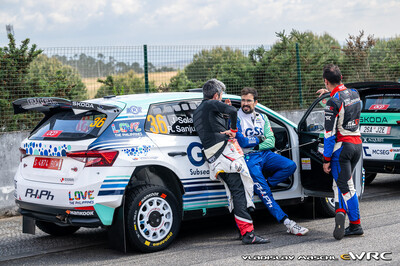 Jan Solans - Rodrigo Sanjuan
59º Vodafone Rally de Portugal 2026. Skoda Fabia RS Rally2 (S 4874 BCM). Clasificado 14º y 4º en Rally2
PH.Ph

Mantuvo durante toda la prueba una intensa lucha con Teemu Suninen (Toyota GR Yaris Rally2) por la primera posición.

Finalmente en el penúltimo tramo SS22 Vieira do Minho 2 de 21,6 km donde la lluvia hizo acto de presencia, cometíó un error y se salió de la carretera.
Ésta salida le hizo perder a final de tramo algo mas de un minuto y medio, tiempo suficiente como para perder todas las opciones tanto de ganar la prueba como de subir al podium.

Del 7 al 10 de Mayo, Matosinhos.
Superficie: tierra.

El Rallye constaba de 4 etapas con un total de 1874.58 km de los que 344.91 km divididos en 23 tramos eran cronometrados.

Tomaron la salida 67 equipos, finalizaron 47.

© Vladislav Maschl

Palabras clave: Skoda;Fabia;Rally2;Portugal;2026