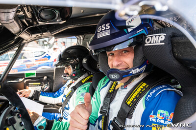Jan Solans - Rodrigo Sanjuan
59º Vodafone Rally de Portugal 2026. Skoda Fabia RS Rally2 (S 4874 BCM). Clasificado 14º y 4º en Rally2
PH.Ph

Mantuvo durante toda la prueba una intensa lucha con Teemu Suninen (Toyota GR Yaris Rally2) por la primera posición.

Finalmente en el penúltimo tramo SS22 Vieira do Minho 2 de 21,6 km donde la lluvia hizo acto de presencia, cometíó un error y se salió de la carretera.
Ésta salida le hizo perder a final de tramo algo mas de un minuto y medio, tiempo suficiente como para perder todas las opciones tanto de ganar la prueba como de subir al podium.

Del 7 al 10 de Mayo, Matosinhos.
Superficie: tierra.

El Rallye constaba de 4 etapas con un total de 1874.58 km de los que 344.91 km divididos en 23 tramos eran cronometrados.

Tomaron la salida 67 equipos, finalizaron 47.

© Vladislav Maschl

Palabras clave: Skoda;Fabia;Rally2;Portugal;2026