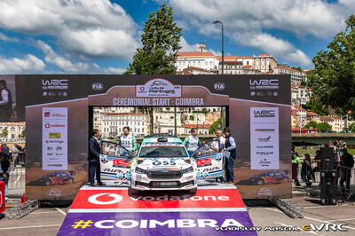 Jan Solans - Rodrigo Sanjuan
59º Vodafone Rally de Portugal 2026. Skoda Fabia RS Rally2 (S 4874 BCM). Clasificado 14º y 4º en Rally2
PH.Ph

Mantuvo durante toda la prueba una intensa lucha con Teemu Suninen (Toyota GR Yaris Rally2) por la primera posición.

Finalmente en el penúltimo tramo SS22 Vieira do Minho 2 de 21,6 km donde la lluvia hizo acto de presencia, cometíó un error y se salió de la carretera.
Ésta salida le hizo perder a final de tramo algo mas de un minuto y medio, tiempo suficiente como para perder todas las opciones tanto de ganar la prueba como de subir al podium.

Del 7 al 10 de Mayo, Matosinhos.
Superficie: tierra.

El Rallye constaba de 4 etapas con un total de 1874.58 km de los que 344.91 km divididos en 23 tramos eran cronometrados.

Tomaron la salida 67 equipos, finalizaron 47.

© Vladislav Maschl

Palabras clave: Skoda;Fabia;Rally2;Portugal;2026