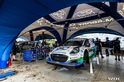 Asistencia del Equipo M-Sport Ford WRT durante el 74º Safari Rally Kenya 2026
En el Ford Puma Rally1 (YX22 FCD) de Jon Armstrong - Shane Byrne, clasificado 15º

Del 12 al 15 de Marzo, Naivasha.
Superficie: tierra.

El Rally constaba de 4 etapas con un total de 1205.46 km de los que 338.34 km divididos en 20 tramos eran cronometrados.

Tomaron la salida 41 equipos, finalizaron 29.

© Vladislav Maschl

Palabras clave: Ford;Puma;Rally1;Kenya;2026;Asistencias