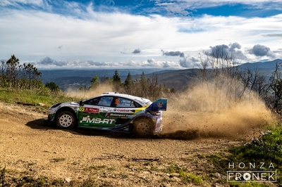 Josh McErlean - Eoin Treacy
59º Vodafone Rally de Portugal 2026. Ford Puma Rally1 (YX22 FCE). Clasificado 18º.
M-Sport Ford WRT

En SS17 Amarante 2 de 26,24 km se salió de pista en el km 19,1, teniendo que ser empujado de nuevo a la carretera por los espectadores.
Mas adelante sufrió un trompo y se le caló el motor.

Estos dos percances le llevaron a perder en éste tramo +3:06.6 con el mejor tiempo conseguido por Sébastien Ogier - Vincent Landais, Toyota GR Yaris Rally1  18:20.1.

Del 7 al 10 de Mayo, Matosinhos.
Superficie: tierra.

El Rallye constaba de 4 etapas con un total de 1874.58 km de los que 344.91 km divididos en 23 tramos eran cronometrados.

Tomaron la salida 67 equipos, finalizaron 47.

© Honza Fronek

Palabras clave: Ford;Puma;Rally1;Portugal;2026