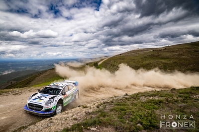 Josh McErlean - Eoin Treacy
59º Vodafone Rally de Portugal 2026. Ford Puma Rally1 (YX22 FCE). Clasificado 18º.
M-Sport Ford WRT

En SS17 Amarante 2 de 26,24 km se salió de pista en el km 19,1, teniendo que ser empujado de nuevo a la carretera por los espectadores.
Mas adelante sufrió un trompo y se le caló el motor.

Estos dos percances le llevaron a perder en éste tramo +3:06.6 con el mejor tiempo conseguido por Sébastien Ogier - Vincent Landais, Toyota GR Yaris Rally1  18:20.1.

Del 7 al 10 de Mayo, Matosinhos.
Superficie: tierra.

El Rallye constaba de 4 etapas con un total de 1874.58 km de los que 344.91 km divididos en 23 tramos eran cronometrados.

Tomaron la salida 67 equipos, finalizaron 47.

© Honza Fronek

Palabras clave: Ford;Puma;Rally1;Portugal;2026