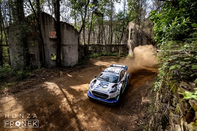 Josh McErlean - Eoin Treacy
59º Vodafone Rally de Portugal 2026. Ford Puma Rally1 (YX22 FCE). Clasificado 18º.
M-Sport Ford WRT

En SS17 Amarante 2 de 26,24 km se salió de pista en el km 19,1, teniendo que ser empujado de nuevo a la carretera por los espectadores.
Mas adelante sufrió un trompo y se le caló el motor.

Estos dos percances le llevaron a perder en éste tramo +3:06.6 con el mejor tiempo conseguido por Sébastien Ogier - Vincent Landais, Toyota GR Yaris Rally1  18:20.1.

Del 7 al 10 de Mayo, Matosinhos.
Superficie: tierra.

El Rallye constaba de 4 etapas con un total de 1874.58 km de los que 344.91 km divididos en 23 tramos eran cronometrados.

Tomaron la salida 67 equipos, finalizaron 47.

© Honza Fronek

Palabras clave: Ford;Puma;Rally1;Portugal;2026