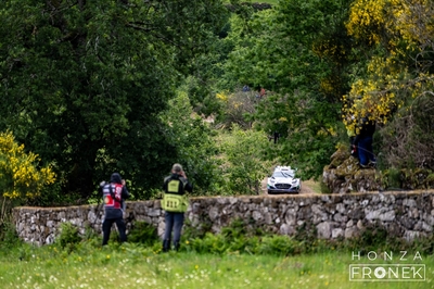 Josh McErlean - Eoin Treacy
59º Vodafone Rally de Portugal 2026. Ford Puma Rally1 (YX22 FCE). Clasificado 18º.
M-Sport Ford WRT

En SS17 Amarante 2 de 26,24 km se salió de pista en el km 19,1, teniendo que ser empujado de nuevo a la carretera por los espectadores.
Mas adelante sufrió un trompo y se le caló el motor.

Estos dos percances le llevaron a perder en éste tramo +3:06.6 con el mejor tiempo conseguido por Sébastien Ogier - Vincent Landais, Toyota GR Yaris Rally1  18:20.1.

Del 7 al 10 de Mayo, Matosinhos.
Superficie: tierra.

El Rallye constaba de 4 etapas con un total de 1874.58 km de los que 344.91 km divididos en 23 tramos eran cronometrados.

Tomaron la salida 67 equipos, finalizaron 47.

© Honza Fronek

Palabras clave: Ford;Puma;Rally1;Portugal;2026